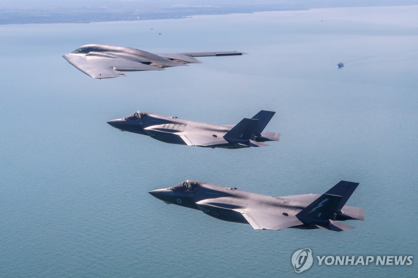 미 공군 B-2 스텔스 폭격기와 편대비행 중인 영국 공군 F-35 스텔스 전투기들
[EPA 연합뉴스 자료사진. 재판매 및 DB 금지]