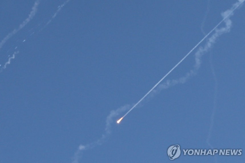 22일(현지시간) 예루살렘 상공에 보이는 탄도미사일을 요격하려는 이스라엘의 미사일 방어 시도  
[EPA 연합뉴스]