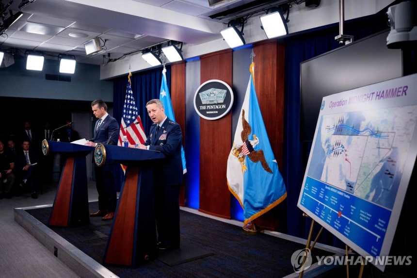대이란 공격 개요 설명하는 미 국방장관(좌)과 합참의장
[AFP=연합뉴스 재판매 및 DB금지]