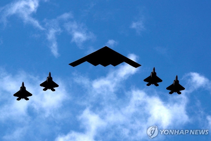 B-2 전략폭격기와 F-22 전투기
[로이터 연합뉴스 자료사진. 재판매 및 DB 금지]