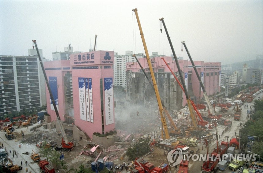 삼풍백화점 붕괴, 잔해 철거작업(자료)
1995년 6월30일 삼풍백화점 붕괴사고 이틀째 합동구조반이 대형 기중기를 동원, 잔해 철거작업을 벌이고 있는 모습