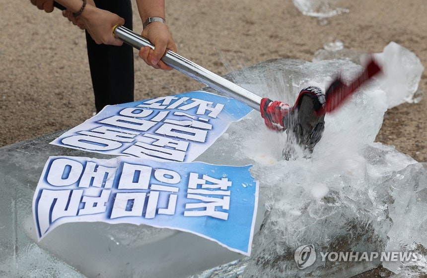 '최저임금 인상하라'
(서울=연합뉴스) 김성민 기자 = 전국민주노동조합총연맹과 진보대학생넷 등이 10일 서울 종로구 광화문 월대에서 연 최저임금 확대 촉구 청년학생노동자 기자회견에서 참가자들이 최저임금 동결이라 적힌