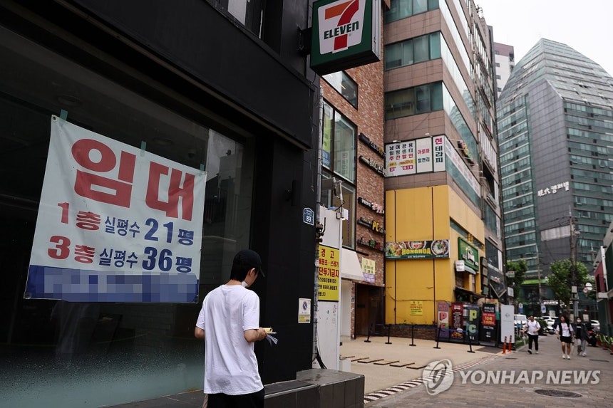 경기 침체에 치솟는 은행 연체율…가계·자영업자 11년만에 최고
(서울=연합뉴스) 윤동진 기자 = 올해 들어 5개월 사이 기업·가계 연체율이 높게는 0.2%포인트(p) 이상 뛰었다. 특히 가계와 개인사업자(자영업자) 