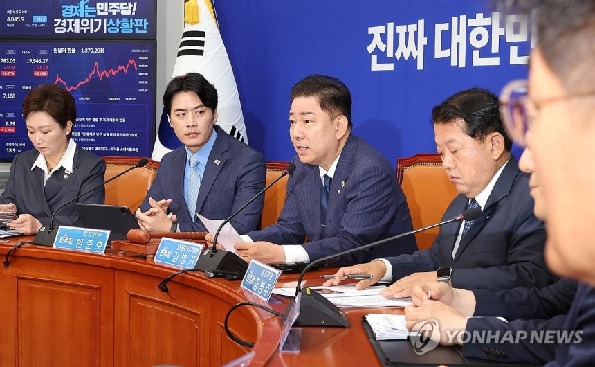 최고위원회의 주재하는 김병기 당 대표 직무대행
(서울=연합뉴스) 김주형 기자 = 더불어민주당 김병기 당 대표 직무대행 겸 원내대표가 20일 국회에서 열린 최고위원회의에서 발언하고 있다. 2025.6.20 kjhpre