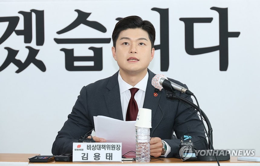 제주 찾은 김용태 국민의힘 비대위원장
(제주=연합뉴스) 변지철 기자 = 국민의힘 김용태 비상대책위원장이 21일 제주시 연삼로 국민의힘 제주도당사에 마련된 간담회 자리에서 모두 발언하고 있다. 2025.6.21 bjc
