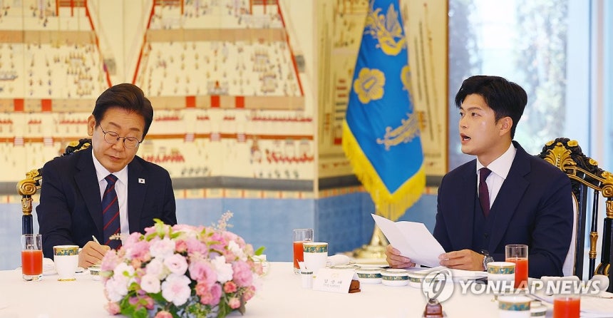 국민의힘 비대위원장 발언 듣는 이재명 대통령
(서울=연합뉴스) 한상균 기자 = 이재명 대통령이 22일 서울 한남동 관저에서 열린 여야 지도부와의 오찬 회동에서 국민의힘 김용태 비상대책위원장의 발언을 듣고 있다. 20