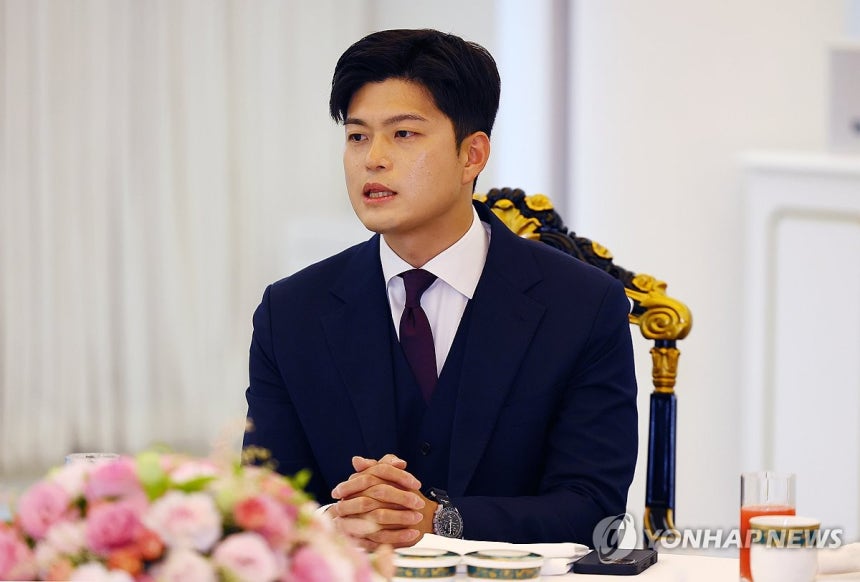 대통령-여야 지도부 회동, 발언하는 김용태 비대위원장
(서울=연합뉴스) 한상균 기자 = 국민의힘 김용태 비상대책위원장이 22일 서울 한남동 관저에서 열린 이재명 대통령과의 여야 지도부 오찬에서 발언하고 있다. 202