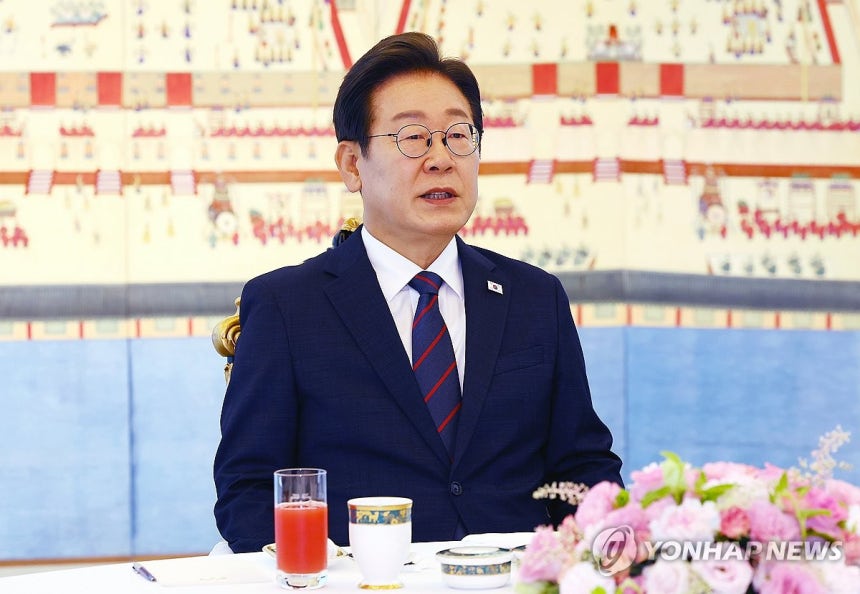 이재명 대통령, 여야 지도부 회동 발언
(서울=연합뉴스) 한상균 기자 = 이재명 대통령이 22일 서울 한남동 관저에서 열린 여야 지도부와의 오찬 회동에서 발언하고 있다. 2025.6.22 xyz@yna.co.kr