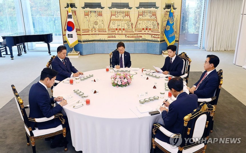 국민의힘 비대위원장 발언 듣는 이재명 대통령
(서울=연합뉴스) 한상균 기자 = 이재명 대통령이 22일 서울 한남동 관저에서 열린 여야 지도부와의 오찬에서 국민의힘 김용태 비상대책위원장의 발언을 듣고 있다. 
    