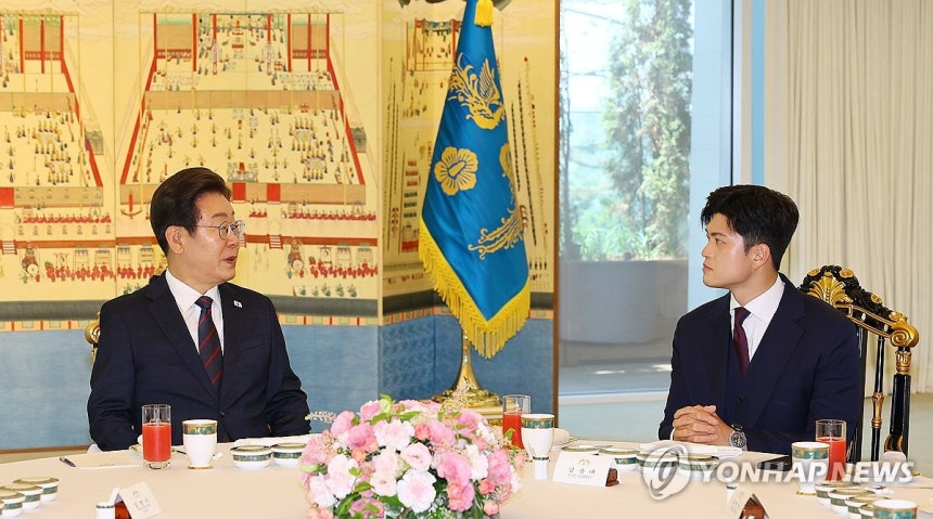 이재명 대통령, 김용태 국민의힘 비대위원장과 대화
(서울=연합뉴스) 한상균 기자 = 이재명 대통령이 22일 서울 한남동 관저에서 열린 여야 지도부와의 오찬에서 국민의힘 김용태 비상대책위원장과 대화하고 있다. 2025