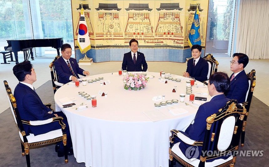 이재명 대통령, 여야 지도부와 오찬 회동
(서울=연합뉴스) 한상균 기자 = 22일 서울 한남동 대통령 관저에서 이재명 대통령과 여야 지도부의 오찬 회동이 열리고 있다. 
    왼쪽부터 시계방향으로 강훈식 대통령비서