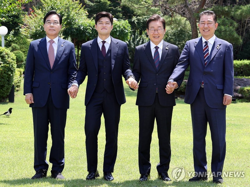 이재명 대통령, 여야지도부 회동
(서울=연합뉴스) 한상균 기자 = 이재명 대통령이 22일 한남동 관저에서 여야 지도부와 오찬에 앞서 기념촬영을 하고 있다. 
    왼쪽부터 국민의힘 송언석 원내대표, 김용태 비상대책