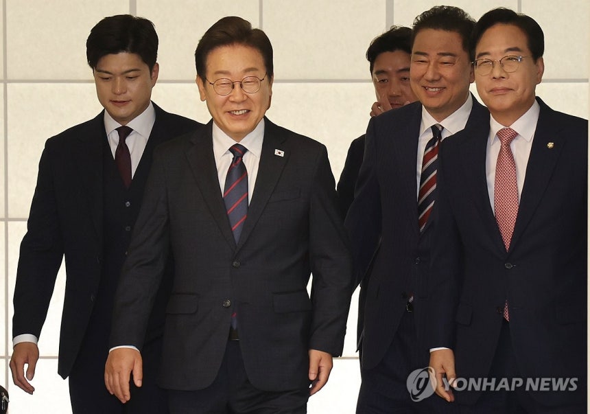 이재명 대통령과 여야지도부
(서울=연합뉴스) 한상균 기자 = 이재명 대통령이 22일 한남동 관저에서 여야 지도부와 기념촬영 후 오찬장으로 이동하고 있다. 
    이날 이 대통령과 여야 지도부 오찬에는 더불어민주당 