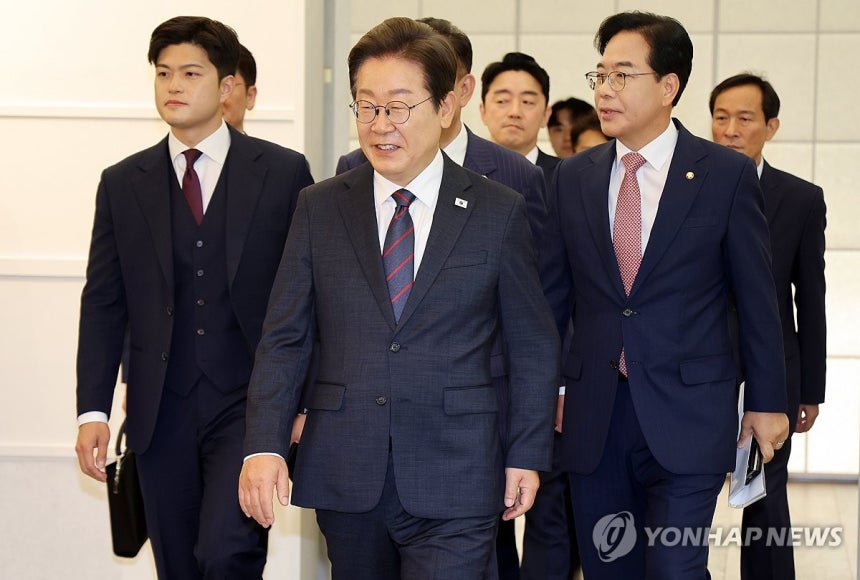 이재명 대통령과 여야지도부
(서울=연합뉴스) 한상균 기자 = 이재명 대통령이 22일 한남동 관저에서 여야 지도부와 기념촬영 후 오찬장으로 이동하고 있다. 
    이날 이 대통령과 여야 지도부 오찬에는 더불어민주당 