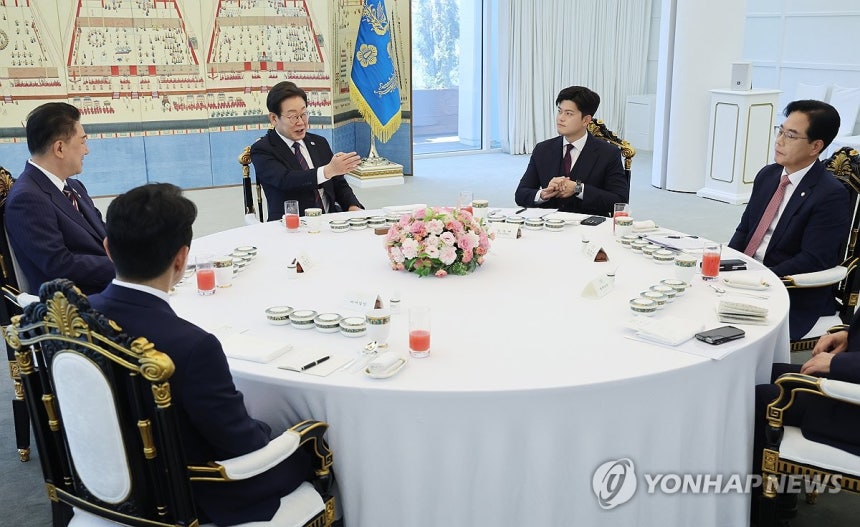 이재명 대통령, 여야지도부 회동 발언
(서울=연합뉴스) 한상균 기자 = 이재명 대통령이 22일 서울 한남동 관저에서 열린 여야 지도부와의 오찬 회동에서 발언하고 있다.
    왼쪽 아래부터 시계방향으로 강훈식 대통령