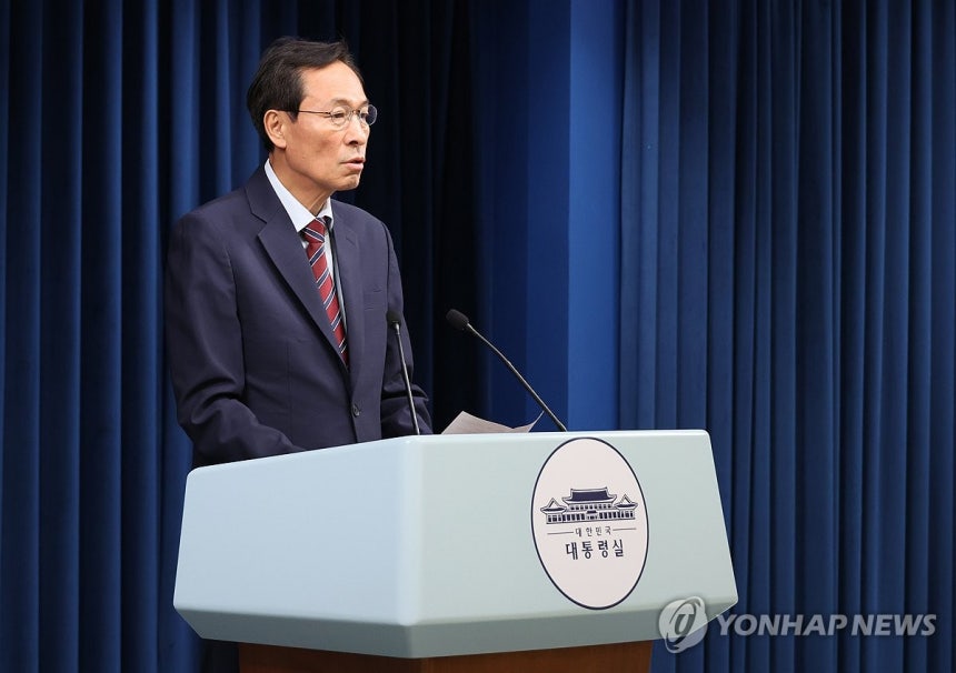 정무수석, 이재명 대통령과 여야지도부 오찬 브리핑
(서울=연합뉴스) 한상균 기자 = 우상호 정무수석이 22일 용산 대통령실에서 이재명 대통령과 여야지도부 오찬 관련 브리핑을 하고 있다. 2025.6.22 xyz@yn