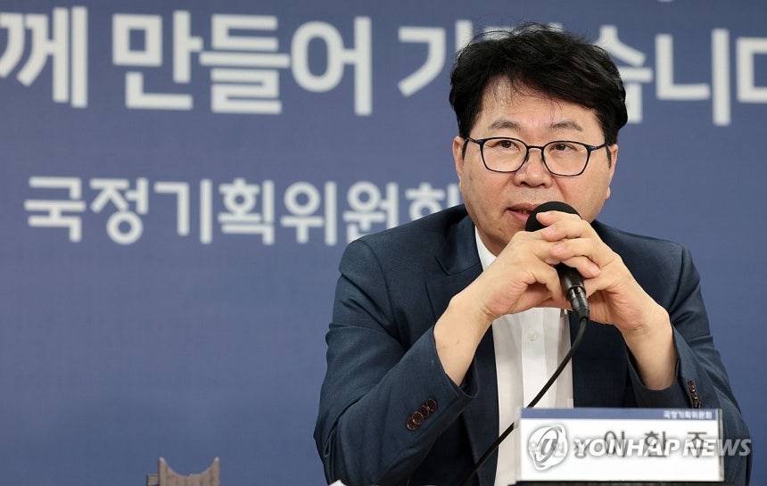 질문에 답하는 이한주 국정기획위원장
(서울=연합뉴스) 김인철 기자 = 이한주 국정기획위원회 위원장이 22일 서울 종로구 국정기획위원회에서 열린 기자간담회에서 취재진 질문에 답하고 있다. 2025.6.22 yatoya