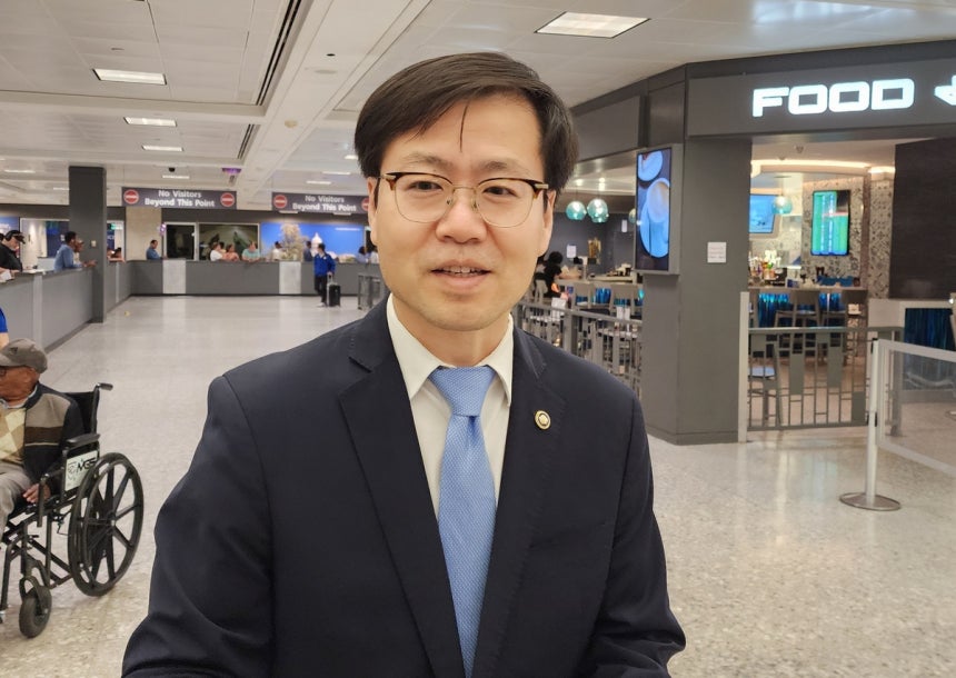 한미 통상협상 위해 미국 도착한 여한구 통상교섭본부장
(워싱턴=연합뉴스) 박성민 특파원 = 여한구 산업통상자원부 통상교섭본부장이 22일(현지시간) 워싱턴DC 인근 덜레스 국제공항을 통해 미국에 입국한 뒤 취재진과 인