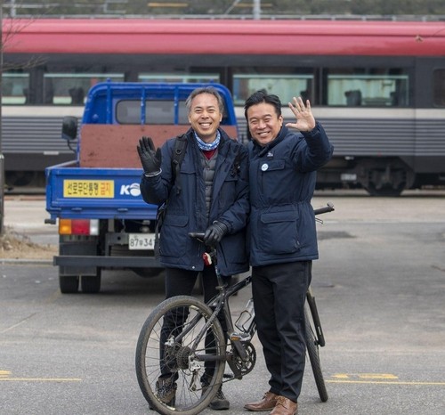 열차 앞에 선 김영훈(오른쪽) 고용노동부 장관 후보자
[김영훈 고용노동부 장관 후보자 페이스북 캡처]