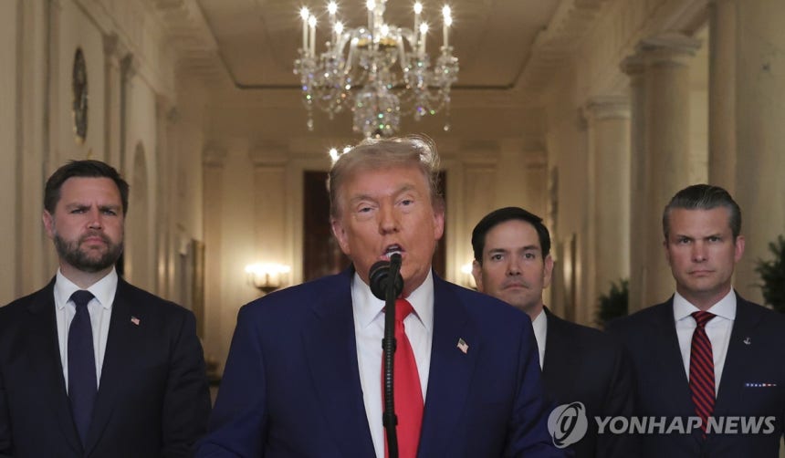 이란 공습 담화하는 트럼프 미국 대통령
(워싱턴 AP=연합뉴스) 도널드 트럼프 미국 대통령이 2025년 6월 21일(현지시간) 백악관에서 미군의 이란 핵시설 공습과 관련해 대국민 담화를 하고 있다. 트럼프 대통령 뒤