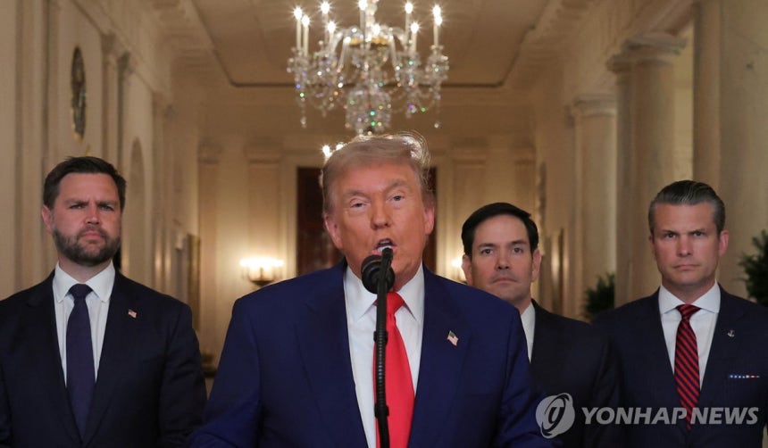 이란 공습 담화하는 트럼프 미국 대통령
(워싱턴 로이터=연합뉴스) 도널드 트럼프 미국 대통령이 2025년 6월 21일(현지시간) 백악관에서 미군의 이란 핵시설 공습과 관련해 대국민 담화를 하고 있다. 트럼프 대통령 