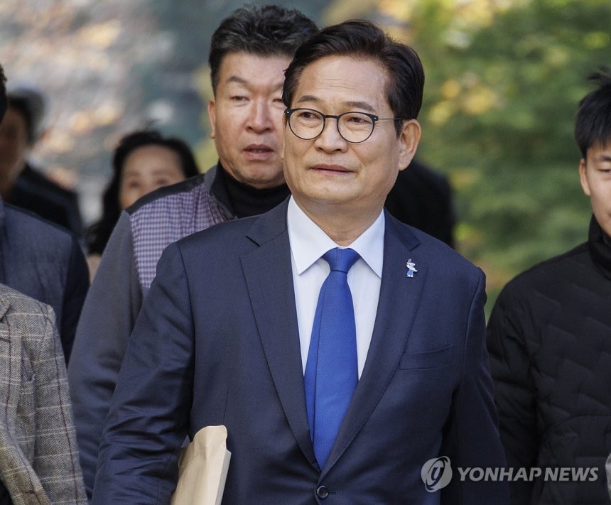 돈봉투 의혹, 송영길 대표 1심 결심 공판 출석
(서울=연합뉴스) 황광모 기자 = 더불어민주당 전당대회 돈봉투 의혹에 개입한 혐의를 받는 소나무당 송영길 대표가 6일 오후 서울 서초구 서울중앙지법에서 열린 1심 결심