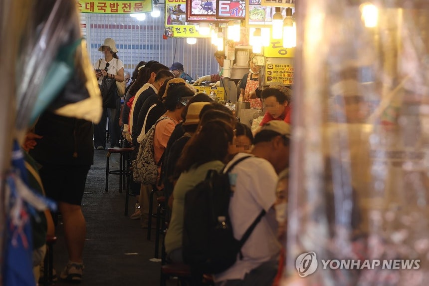전국민 지원금 …내수에 단비될까
(서울=연합뉴스) 류효림 기자 = 22일 서울 남대문시장에서 시민들과 관광객들이 상점을 둘러보고 있다. 정부가 2차 추가경정예산안으로 전 국민에게 15∼50만원씩 민생회복 소비쿠폰을 