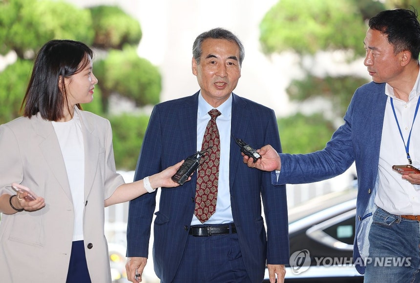 출근하는 민중기 특검
(서울=연합뉴스) 김도훈 기자 = 윤석열 전 대통령 부인 김건희 여사 관련 의혹을 수사하는 민중기 특별검사가 23일 서울 서초구 서초동에 마련된 임시 사무실로 출근하며 취재진 질문에 답하고 있다