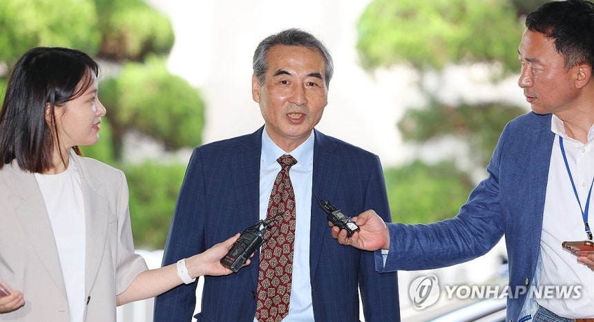 출근하는 민중기 특검
(서울=연합뉴스) 김도훈 기자 = 윤석열 전 대통령 부인 김건희 여사 관련 의혹을 수사하는 민중기 특별검사가 23일 서울 서초구 서초동에 마련된 임시 사무실로 출근하며 취재진 질문에 답하고 있다