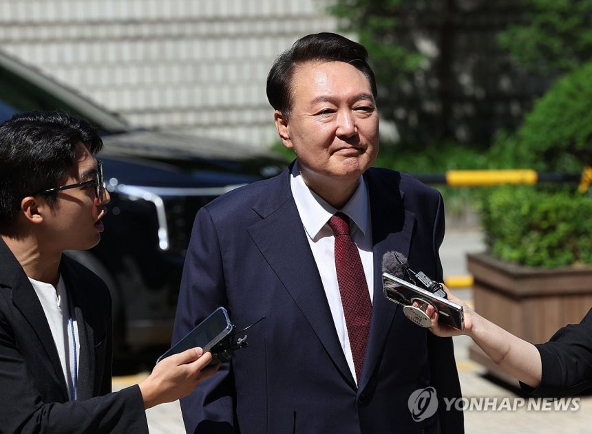 내란혐의 8차 공판 출석하는 윤석열 전 대통령
(서울=연합뉴스) 윤석열 전 대통령이 23일 서울 서초구 서울중앙지방법원에서 열린 내란 우두머리 혐의·직권남용 권리행사 방해 혐의 사건 8차 공판에 출석하고 있다. 20