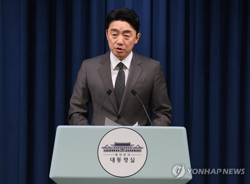 이재명 대통령, 장관 후보자 지명
(서울=연합뉴스) 한상균 기자 = 강훈식 대통령 비서실장이 23일 용산 대통령실에서 장관 후보자 지명 관련 브리핑을 하고 있다. 2025.6.23 xyz@yna.co.kr