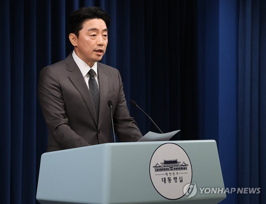 이재명 대통령, 장관 후보자 지명
(서울=연합뉴스) 한상균 기자 = 강훈식 대통령 비서실장이 23일 용산 대통령실에서 장관 후보자 지명 관련 브리핑을 하고 있다. 2025.6.23 xyz@yna.co.kr