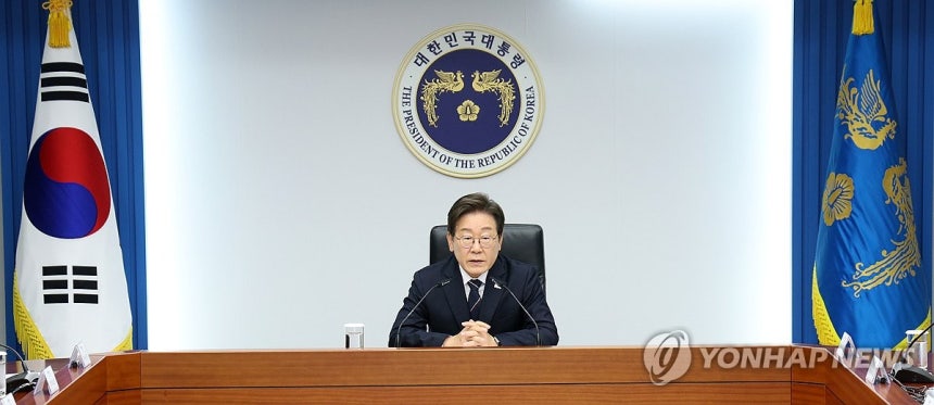 이재명 대통령, 수석보좌관회의 주재
(서울=연합뉴스) 한상균 기자 = 이재명 대통령이 23일 용산 대통령실에서 제1차 수석보좌관회의를 주재하고 있다. 2025.6.23 xyz@yna.co.kr