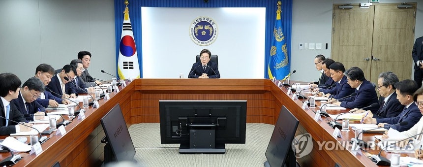이재명 대통령, 수석보좌관회의 주재
(서울=연합뉴스) 한상균 기자 = 이재명 대통령이 23일 용산 대통령실에서 제1차 수석보좌관회의를 주재하고 있다. 2025.6.23 xyz@yna.co.kr