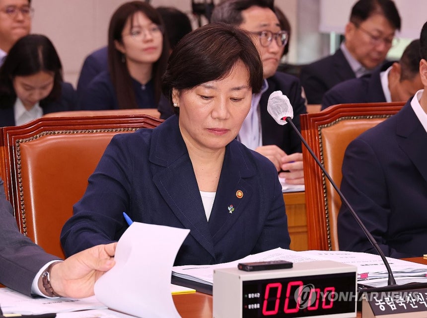 국회 농해수위 참석한 송미령 농식품부 장관 (서울=연합뉴스) 김주형 기자 = 장관 인선에서 유임된 송미령 농림축산식품부 장관이 23일 국회에서 열린 농림축산식품해양수산위원회 전체회의에 참석해 있다. 2025.6.23