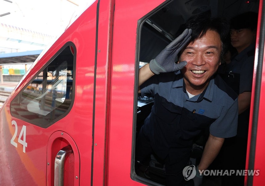 김영훈 노동장관 후보자, 마지막 열차 운행 전 인사
(김천=연합뉴스) 윤관식 기자 = 김영훈 고용노동부 장관 후보자가 23일 경북 김천역에서 ITX-마음 열차를 운행하기 위해 열차에 탑승해 배웅 나온 역무원에게 인사