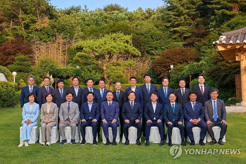 李<b>대통령</b>, 與원내지도부와 <b>만찬</b>…송미령 유임 우려에 "탕평인사"(종합)