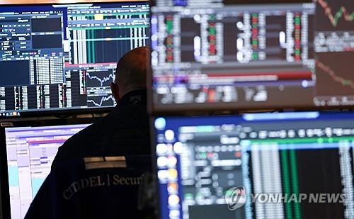 뉴욕증권거래소의 트레이더
[뉴욕 AFP=연합뉴스. 재판매 및 DB 금지]