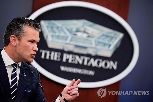 국방부 로고 앞에 선 헤그세스 미국 국방장관
[AFP 연합뉴스 자료사진 재판매 및 DB금지]