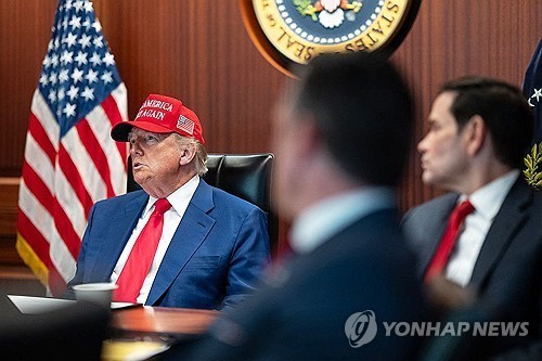 이란 기습공격 당시 백악관 상황실의 트럼프
[백악관 제공. AFP 연합뉴스 자료사진. 재판매 및 DB 금지]