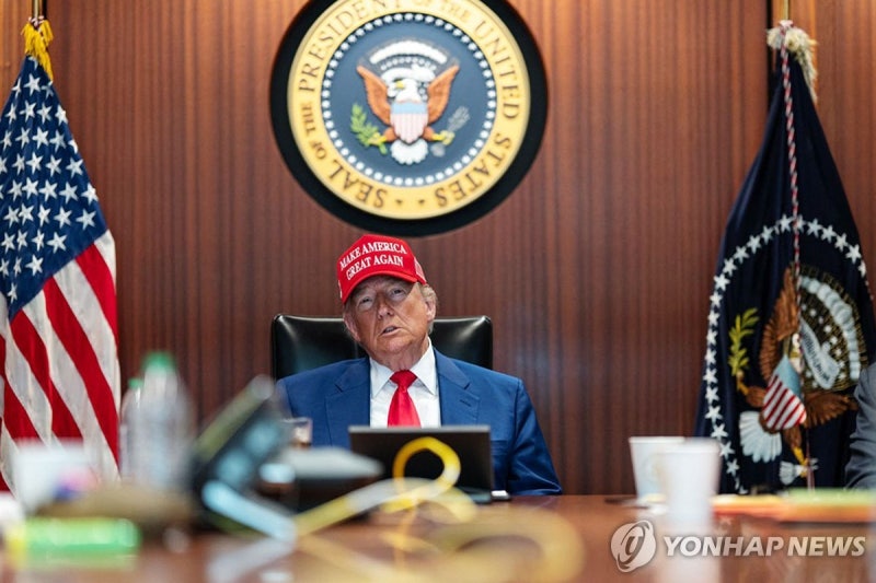 <b>트럼프</b> "<b>이스라엘</b>-이란 <b>휴전</b>, 현재 <b>발효</b>…위반 않기를"
