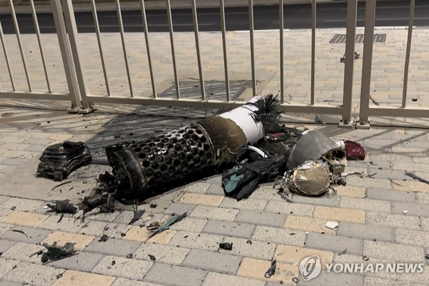 요격된 미사일 잔해
(도하 AFP/AFP TV=연합뉴스) 23일(현지시간) 카타르 상공에서 요격된 이란 미사일 잔해가 바닥에 떨어져 있다. 사진은 AFPTV 영상을 캡처한 것.