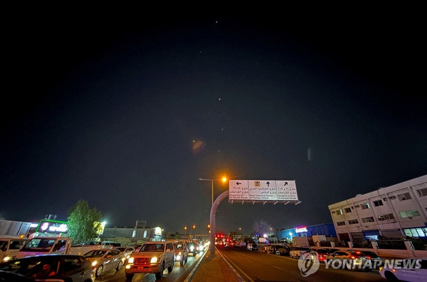 도하 밤하늘에 보이는 미사일 흔적
(도하 로이터=연합뉴스) 23일(현지시간) 이란이 보복 공격을 했다고 밝힌 이후 카타르 도하 하늘에 발사체 흔적이 보이고 있다.