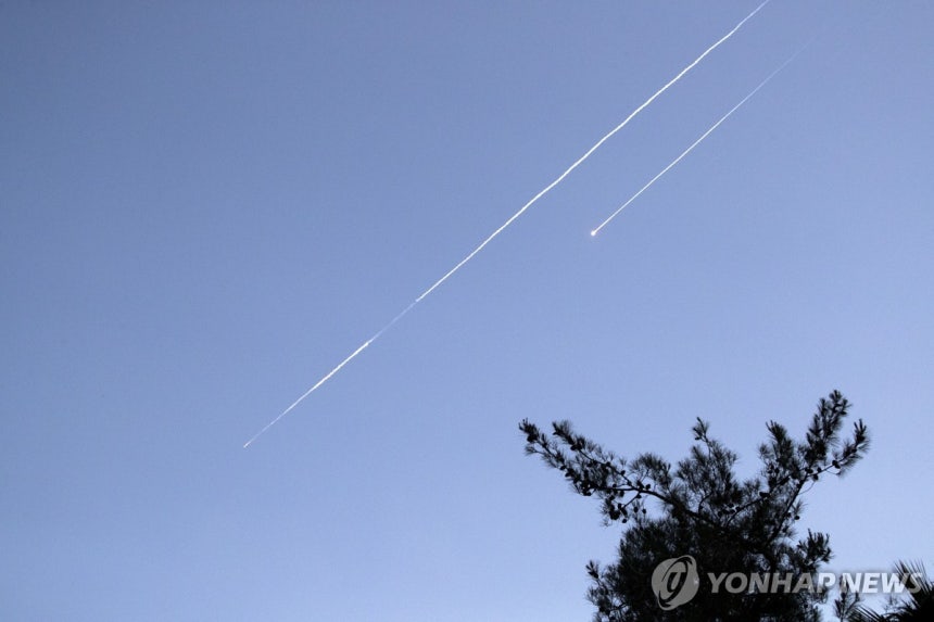 24일(현지시간) 이스라엘 예루살렘에 목격된 이란 탄도미사일
[UPI 연합뉴스]