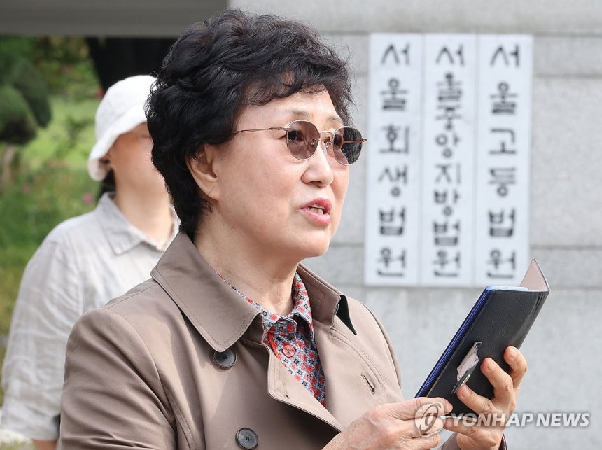 '실종 딸 입양 모르고 찾아 헤맨 44년' 억울함 호소하는 한태순 씨
(서울=연합뉴스) 김도훈 기자 = 7일 오전 서울 서초구 서울중앙지법 앞에서 열린 실종 아동의 불법 입양에 대한 국가배상청구 소송 기자회견에서 실
