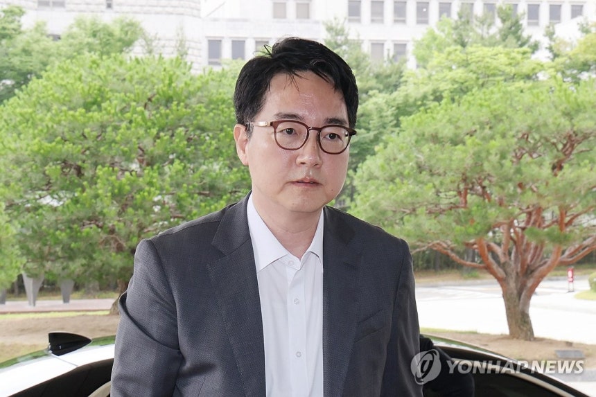 청사 향하는 심우정 검찰총장
(서울=연합뉴스) 임화영 기자 = 심우정 검찰총장이 17일 서울 서초구 대검찰청으로 출근하고 있다. 2025.6.17 hwayoung7@yna.co.kr
