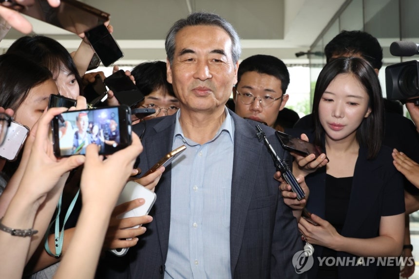 출근하는 민중기 특검
(서울=연합뉴스) 이진욱 기자 = 윤석열 전 대통령 부인 김건희 여사 관련 의혹을 수사하는 민중기 특별검사가 24일 서울 서초구 서초동에 마련된 임시 사무실로 출근하고 있다. 2025.6.24 