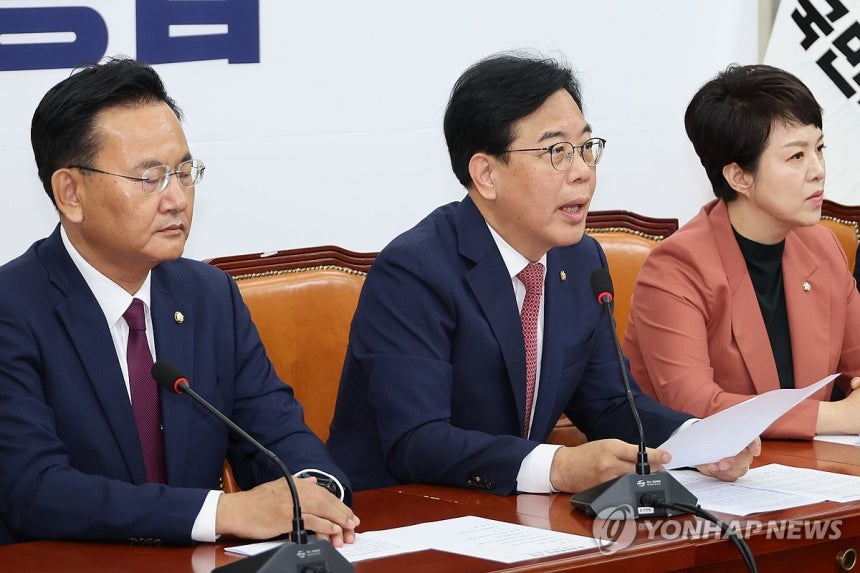 발언하는 국민의힘 송언석 원내대표
(서울=연합뉴스) 김주성 기자 = 국민의힘 송언석 원내대표(가운데)가 24일 서울 여의도 국회에서 열린 원내대책회의에서 발언하고 있다. 2025.6.24 utzza@yna.co.kr