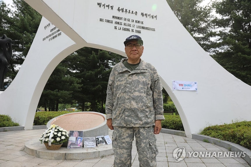 참전 기념탑 찾은 납북자가족
(동두천=연합뉴스) 심민규 기자 = 24일 오전 경기 동두천시 벨기에·룩셈부르크 참전 기념탑에서 최성룡 납북자가족모임 대표가 한국전쟁 75주년을 맞아 참배하고 있다. 2025.6.24 w
