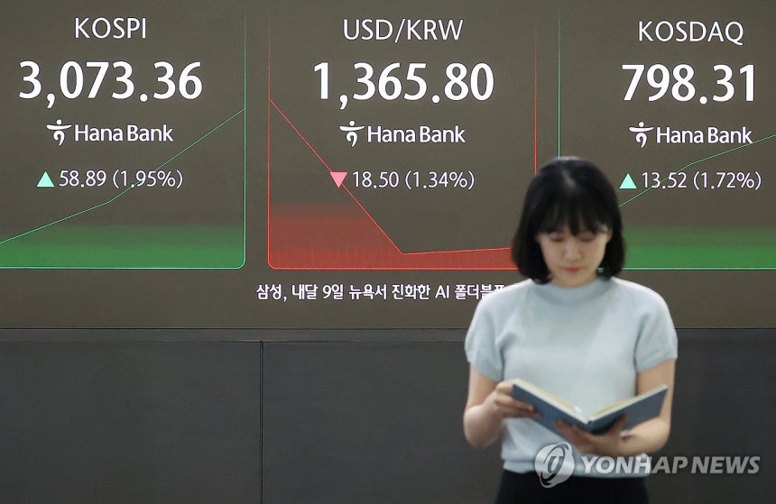 코스피, 중동 갈등 해소 분위기에 강세 출발
(서울=연합뉴스) 진연수 기자 = 코스피가 이스라엘과 이란의 완전한 휴전 합의 소식에 힘입어 24일 3,060대에서 강세 출발한 24일 서울 중구 하나은행 딜링룸 현황판에